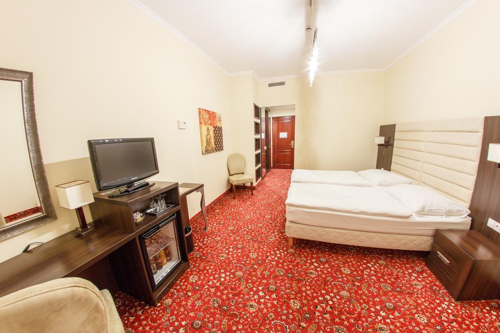 Hotel Kristaly Imperial تاتا المظهر الخارجي الصورة