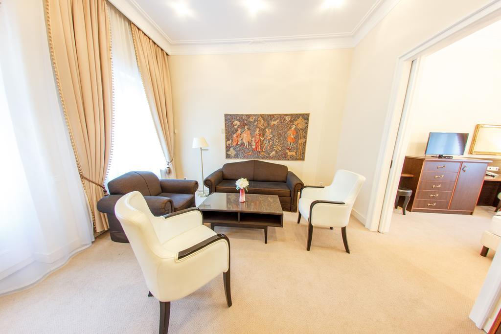 Hotel Kristaly Imperial تاتا المظهر الخارجي الصورة
