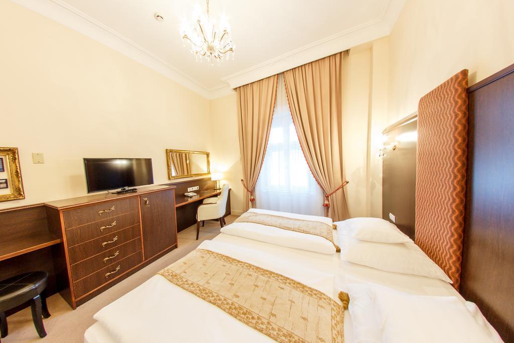 Hotel Kristaly Imperial تاتا المظهر الخارجي الصورة