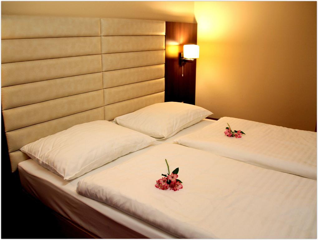 Hotel Kristaly Imperial تاتا المظهر الخارجي الصورة