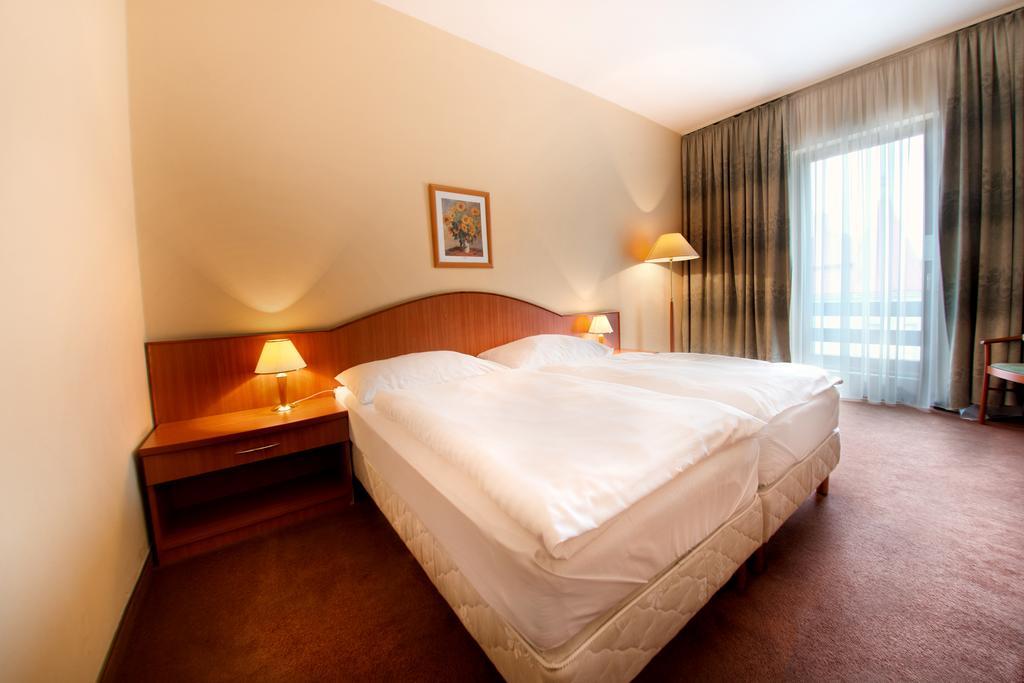 Hotel Kristaly Imperial تاتا المظهر الخارجي الصورة