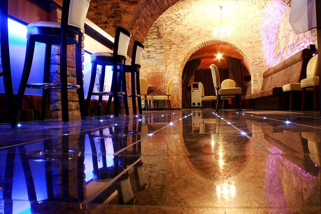 Hotel Kristaly Imperial تاتا المظهر الخارجي الصورة