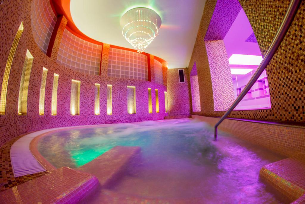 Hotel Kristaly Imperial تاتا المظهر الخارجي الصورة