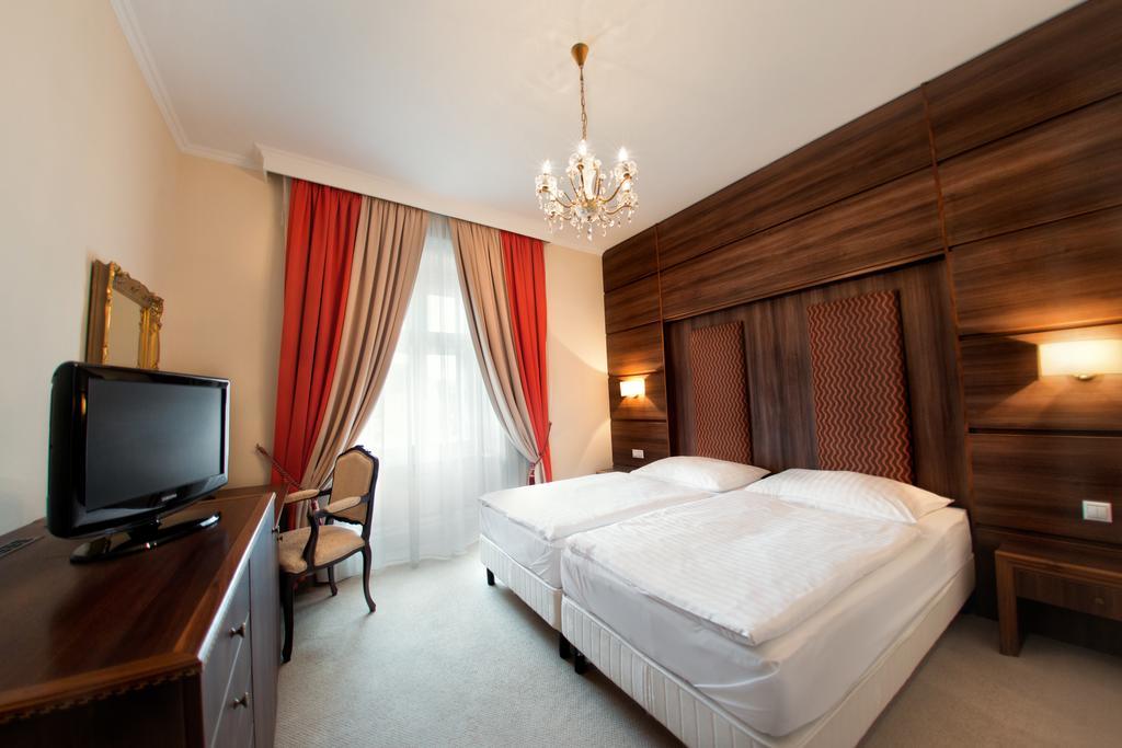 Hotel Kristaly Imperial تاتا المظهر الخارجي الصورة