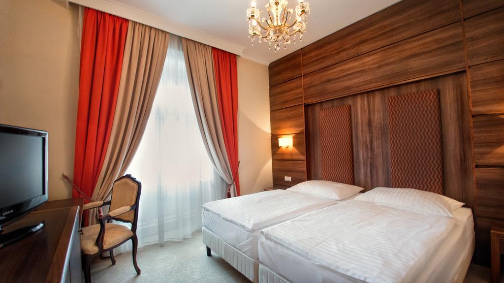 Hotel Kristaly Imperial تاتا المظهر الخارجي الصورة