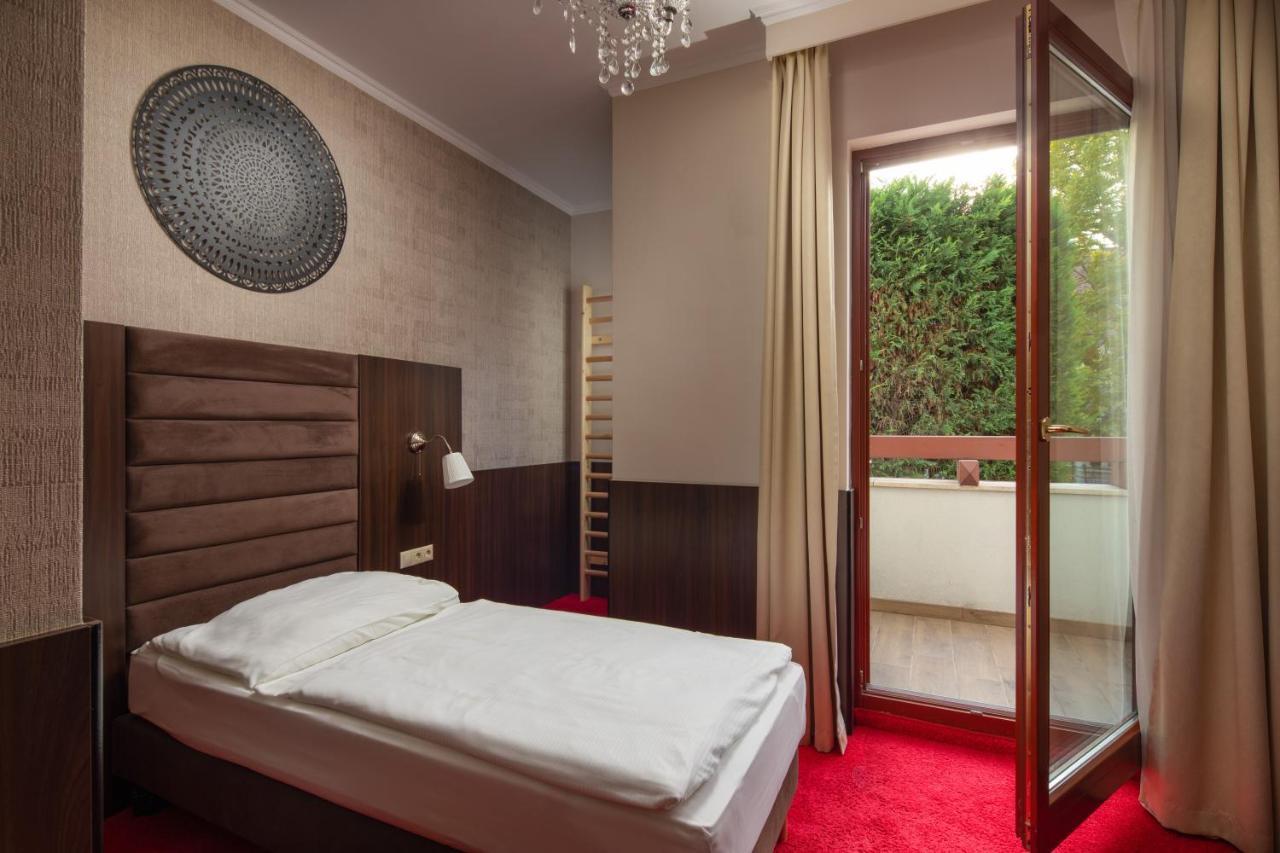 Hotel Kristaly Imperial تاتا المظهر الخارجي الصورة